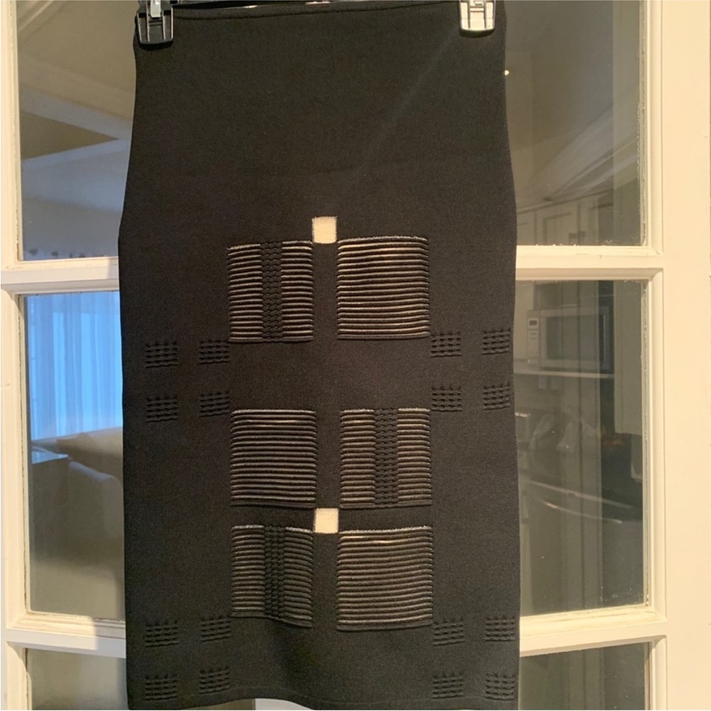 NWT ROLAND MOURET BLACK AND CREAM PENCIL SKIRT